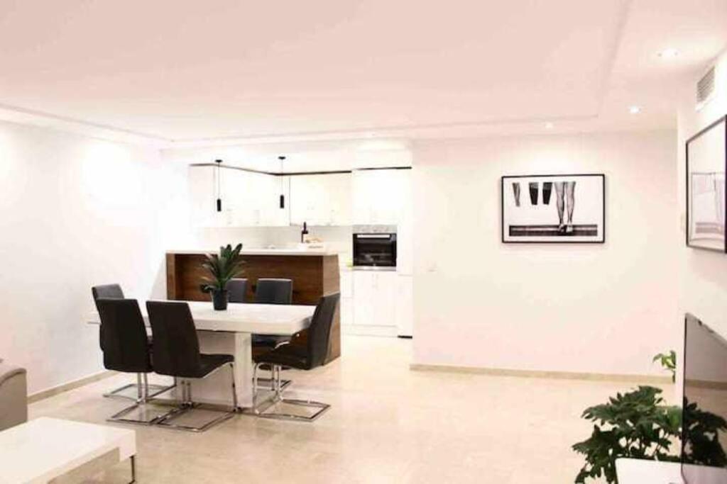 Large Modern Beach Front Apartment, Rooftop Pool!! 马尔韦利亚 外观 照片