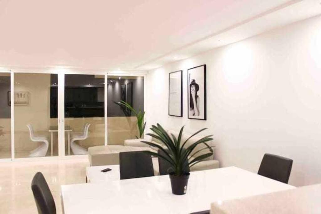 Large Modern Beach Front Apartment, Rooftop Pool!! 马尔韦利亚 外观 照片