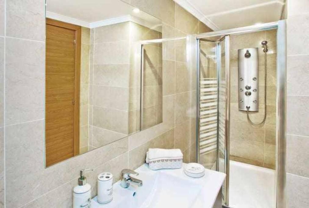 Large Modern Beach Front Apartment, Rooftop Pool!! 马尔韦利亚 外观 照片