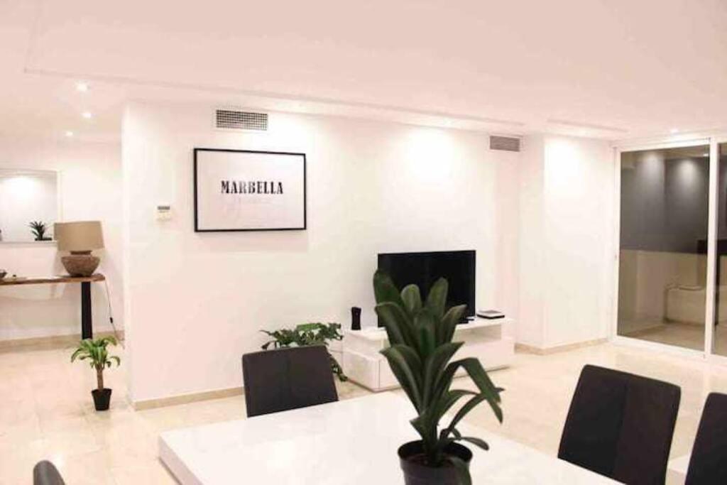 Large Modern Beach Front Apartment, Rooftop Pool!! 马尔韦利亚 外观 照片